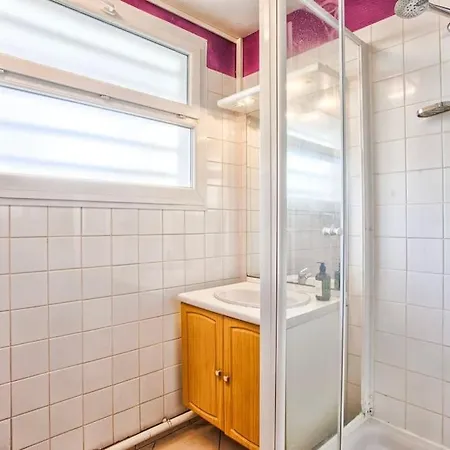 Bel Rdc Avec Parking Gratuit Lägenhet